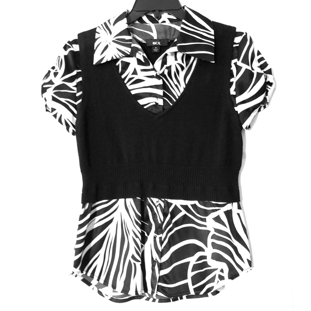 Blouse with slightly ruffled sleeves.